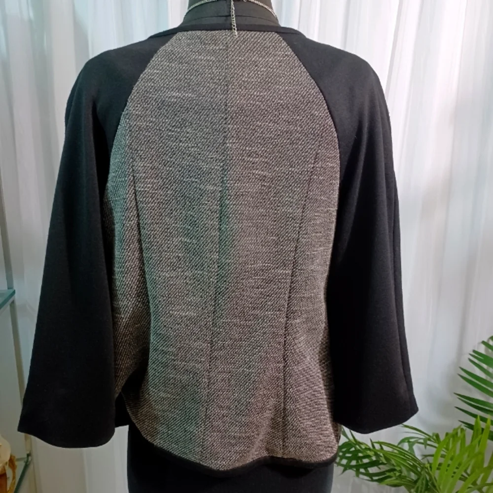 Dana Buchman, Sleek Open Front, Black & White Jacket/Blazer Size: 10